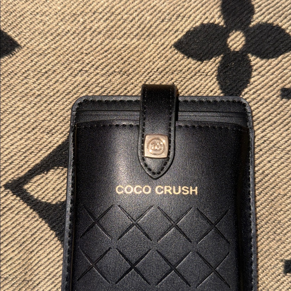 CHANEL Coco Crush Phone Holder & Gold Chain - Picture 5 of 10